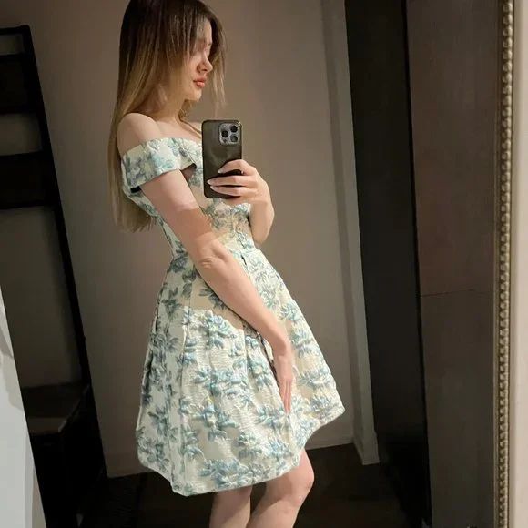 Beautiful Chelsea Dress - Picture 7 of 7